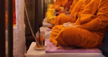 Keşişler Budist ayini yapıyorlar. Tapınakta dua ve meditasyon, Tayland