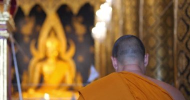 Keşişler Budist ayini yapıyorlar. Tapınakta dua ve meditasyon, Tayland