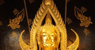 Altın Buda heykeli. Wat Phra Sri Rattana Mahathat Tapınağı 'ndaki Buda heykeli, adı Phra Buddha Chinnarat, Tayland' daki Phitsanulok..