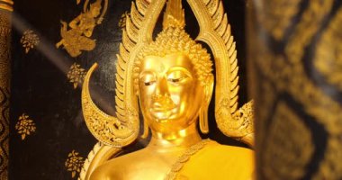Altın Buda heykeli. Wat Phra Sri Rattana Mahathat Tapınağı 'ndaki Buda heykeli, adı Phra Buddha Chinnarat, Tayland' daki Phitsanulok.