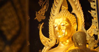 Altın Buda heykeli. Wat Phra Sri Rattana Mahathat Tapınağı 'ndaki Buda heykeli, adı Phra Buddha Chinnarat, Tayland' daki Phitsanulok.