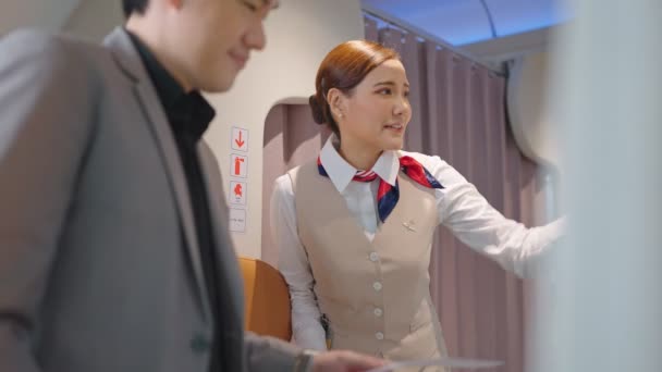 客室乗務員又は客室乗務員の搭乗券を機内入口に持ち込みながら搭乗されるお客様 — ストック動画