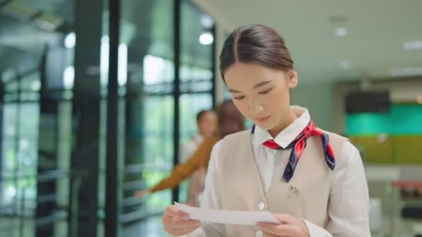 Passager Donnant Passeport Avec Carte Embarquement Hôtesse Air Femme Asiatique — Video