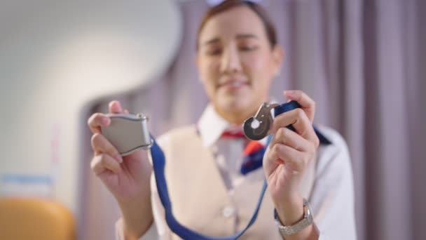 Vrouw Stewardess Lucht Gastvrouw Uniform Demonstreert Hoe Veiligheidsgordels Vast Maken — Stockvideo