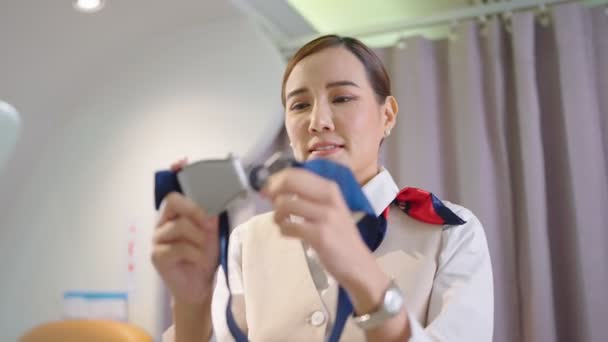 Vrouw Stewardess Lucht Gastvrouw Uniform Demonstreert Hoe Veiligheidsgordels Vast Maken — Stockvideo