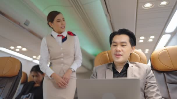 Vliegkapitein Stewardess Lucht Gastvrouw Uniform Gesprek Met Passagiers Het Vliegtuig — Stockvideo