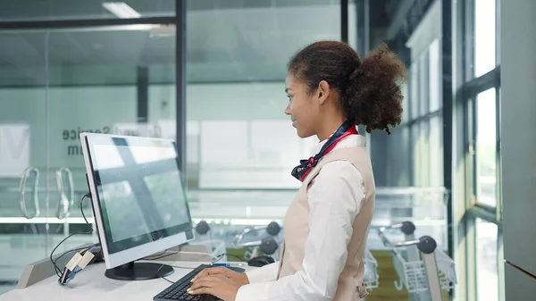 Молодые Американские Женщины Наземные Служащие Авиакомпании Форме Работающие Компьютером Аэропорту — стоковое фото