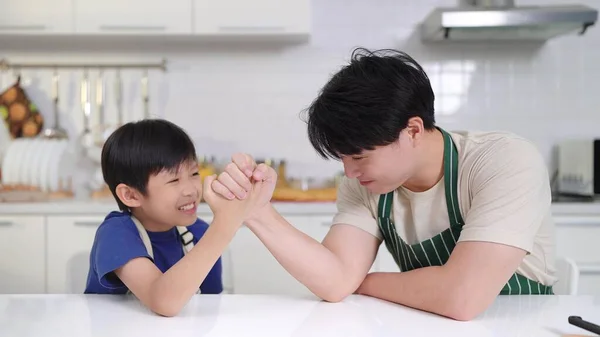 Happy Asian Family Concept Otec Syn Hrají Zápasy Náručí Užívají — Stock fotografie