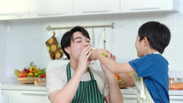 Aziatische Zoon Maakte Broodjes Voor Vader Eten Kleine Zoon Die — Stockfoto