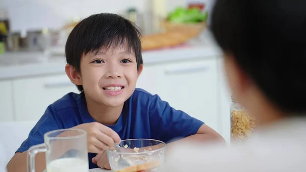 Zamknij Azji Mały Chłopiec Rozmawiając Ojcem Podczas Jedzenia Śniadania Rano — Zdjęcie stockowe