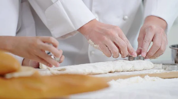 Fechar Mãos Cozinhando Chef Assar Juntos Pressione Molde Aço Inoxidável — Fotografia de Stock