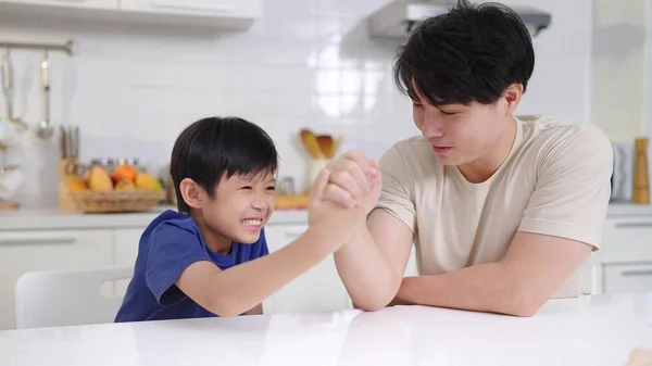 Happy Asian Family Concept Otec Syn Hrají Zápasy Náručí Užívají — Stock fotografie