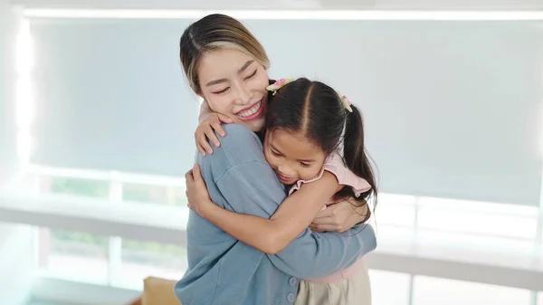 Joyeux Asiatique Mère Petite Fille Câlins Ensemble Maison Joyeux Moment — Photo