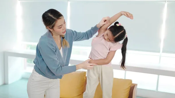 Азиатская Мать Учит Маленькую Дочь Упражняться Вместе Утром Выходных Активная — стоковое фото