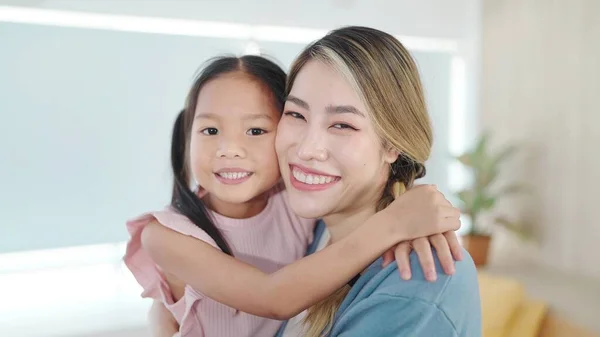 ポートレートの美しい若いアジアの母親と小さな娘一緒に笑顔とカメラを見て抱擁 幸せな家族の瞬間 シングルマザー 母親と子供の関係の概念 — ストック写真