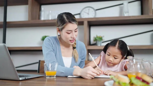 Азійська Мати Вчить Маленьку Доньку Робити Домашнє Завдання Мати Допомагає — стокове фото