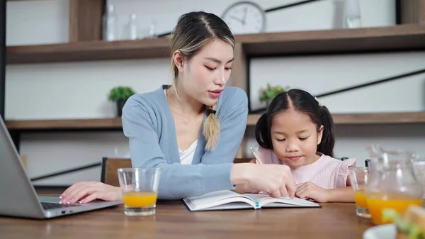 Asyalı Anne Küçük Kızına Evde Ödev Yapmayı Öğretiyor Anne Kızına — Stok fotoğraf