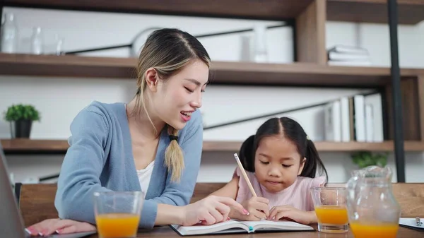Asyalı Anne Küçük Kızına Evde Ödev Yapmayı Öğretiyor Anne Kızına — Stok fotoğraf