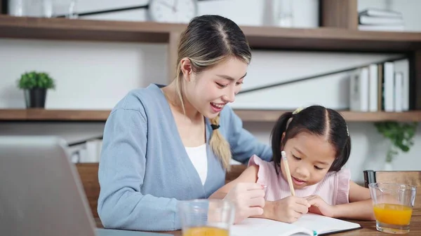 Azjatycka Matka Uczy Córkę Odrabiać Lekcje Domu Matka Pomaga Córce — Zdjęcie stockowe