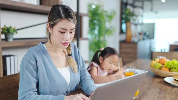 Genç Asyalı Anne Dizüstü Bilgisayarda Çalışırken Küçük Kız Evde Ödev — Stok fotoğraf