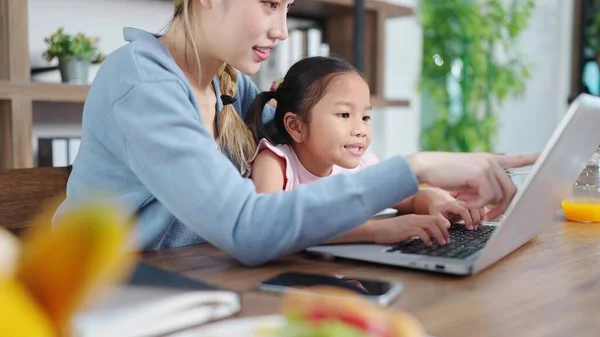 Mutlu Asyalı Anne Kız Online Çalışmak Ödev Yapmak Için Dizüstü — Stok fotoğraf