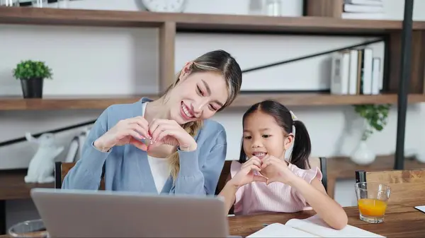 Mutlu Asyalı Anne Küçük Kızı Evdeki Oturma Odasında Bilgisayar Kullanarak — Stok fotoğraf