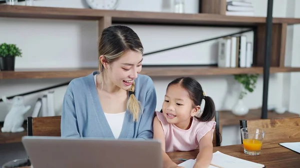 Mutlu Asyalı Anne Küçük Kızı Evde Dizüstü Bilgisayar Kullanıyor Film — Stok fotoğraf