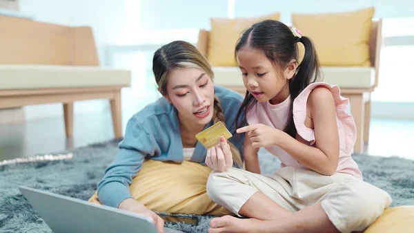 Mutlu Asyalı Anne Küçük Kızı Ellerinde Dizüstü Bilgisayarlarında Alışveriş Yaptıkları — Stok fotoğraf