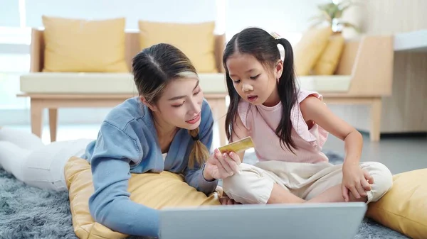 Mutlu Asyalı Anne Küçük Kızı Ellerinde Dizüstü Bilgisayarlarında Alışveriş Yaptıkları — Stok fotoğraf