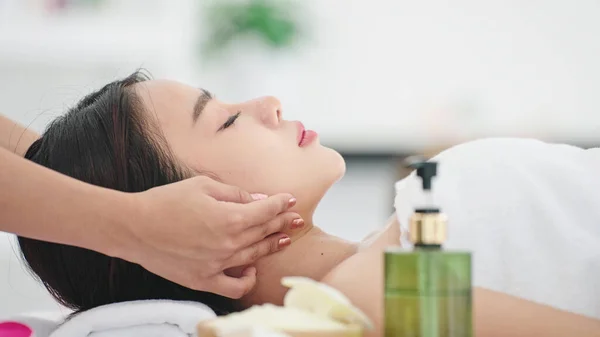Close Face Beautiful Asian Woman Lying Spa Bed Relaxing Facial — Fotografia de Stock