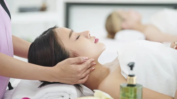 Bella Donna Che Riceve Massaggio Facciale Nel Salone Spa Donna — Foto Stock