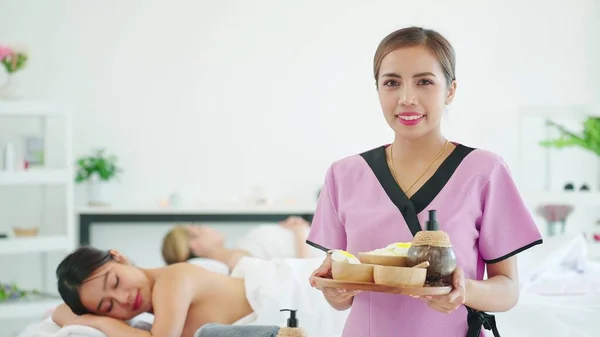Donna Asiatica Massaggiatrice Professionale Vassoio Tenuta Uniforme Con Forniture Spa — Foto Stock