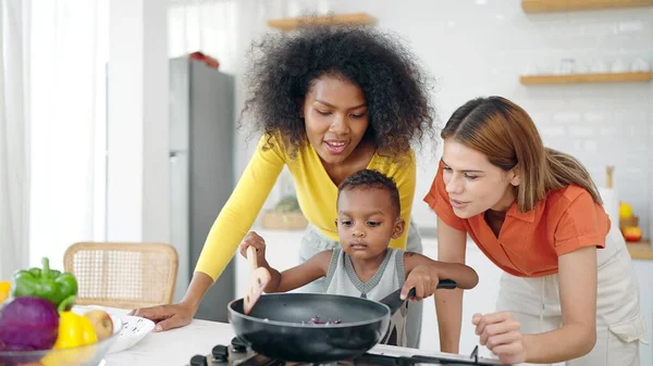 Casal Lésbico Homossexual Feliz Criança Adotada Africana Americana Gostam Cozinhar — Fotografia de Stock