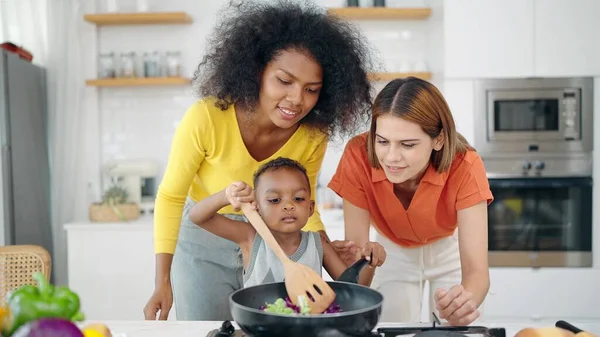 Casal Lésbico Homossexual Feliz Criança Adotada Africana Americana Gostam Cozinhar — Fotografia de Stock