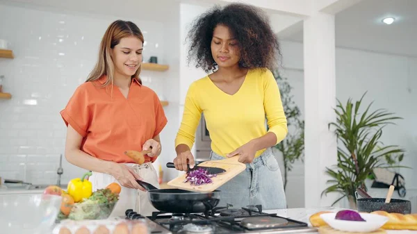 Mutlu Lezbiyen Çift Evdeki Mutfak Odasında Birlikte Yemek Pişirmekten Hoşlanır — Stok fotoğraf