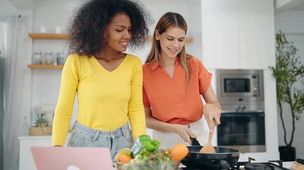 Glad Lesbisk Par Kvinnor Omfamna Bindning Medan Matlagning Tillsammans Köket — Stockfoto