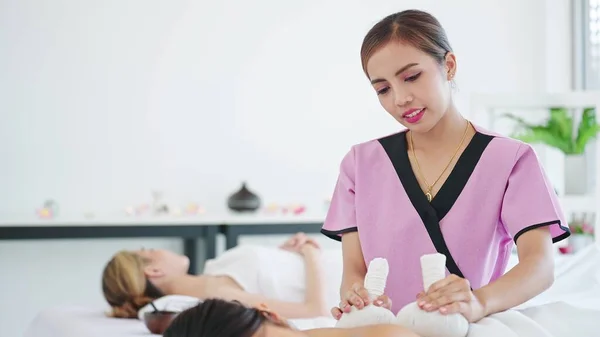 Asiatico Donna Massaggiatore Utilizzando Erbe Palla Calda Terapia Massaggiare Indietro — Foto Stock