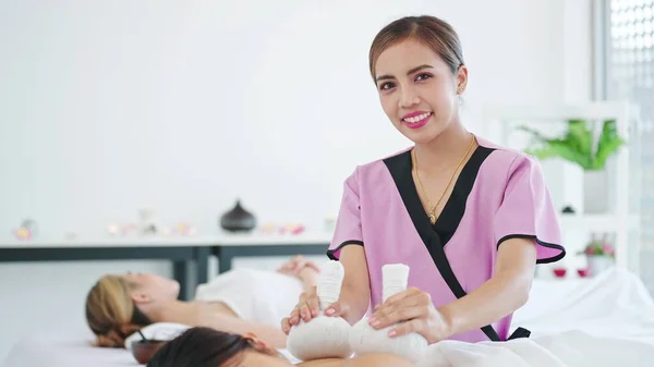 Volto Sorridente Donna Asiatica Massaggiatore Uniforme Utilizzando Erbe Palla Calda — Foto Stock