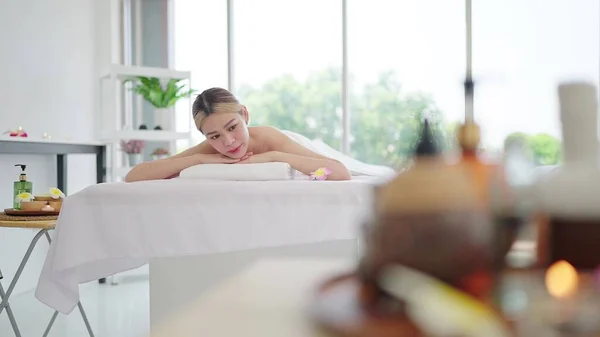 Красивая Молодая Азиатка Полотенце Лежала Спа Кровати Ожидая Курортного Лечения — стоковое фото