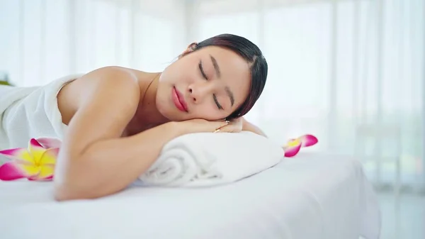 Закройте Красивую Молодую Азиатку Лежащую Спа Кровати Отдыхающую Спа Салоне — стоковое фото