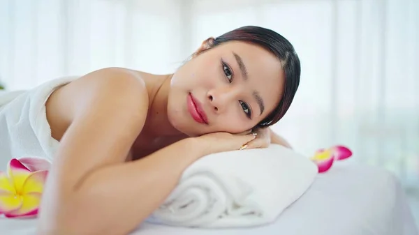 Закройте Лицо Красивой Молодой Азиатской Женщины Полотенце Лежащей Спа Кровати — стоковое фото