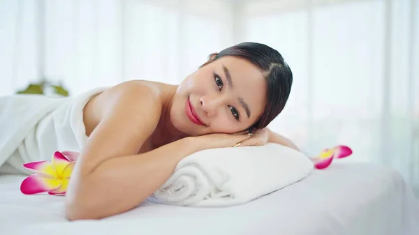 Gros Plan Visage Belle Jeune Femme Asiatique Serviette Couchée Sur — Photo