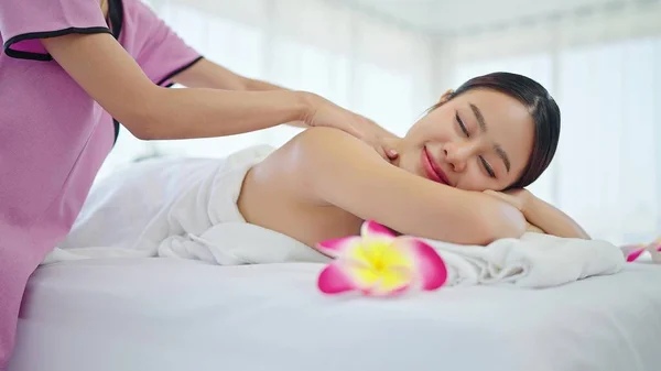 Masaj Yaparken Yatakta Uzanan Asyalı Kadının Sırtına Masaj Yapan Terapist — Stok fotoğraf