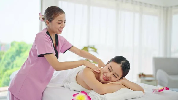 Mulher Asiática Deitada Cama Massagem Enquanto Relaxa Massagem Nas Costas — Fotografia de Stock
