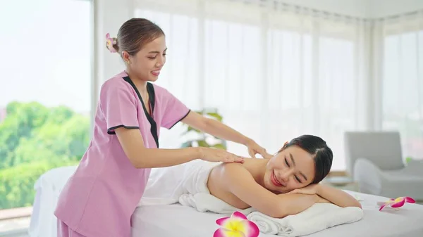 Mulher Asiática Deitada Cama Massagem Enquanto Relaxa Massagem Nas Costas — Fotografia de Stock
