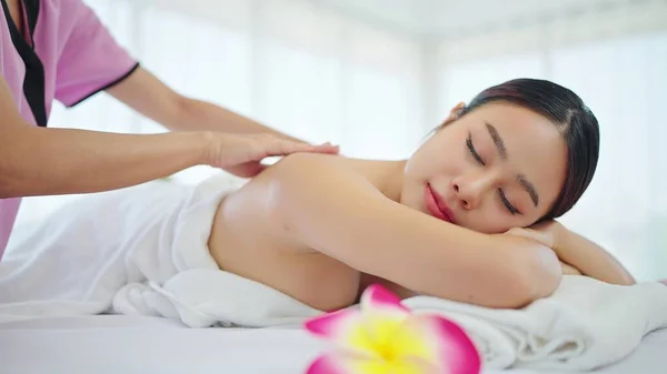 Terapeut Masíruje Záda Asijské Ženy Totwellu Ležící Posteli Relaxující Během — Stock fotografie
