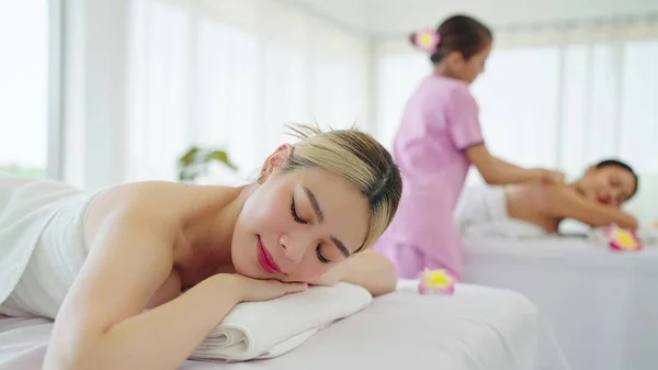 美しい若いアジアの女性は スパサロンで休日にリラックスしてベッドの上に横たわっています スパリゾートでのボディマッサージの後に休息スパベッドで女性の睡眠 スパトリートメント ボディリラクゼーションコンセプト — ストック写真