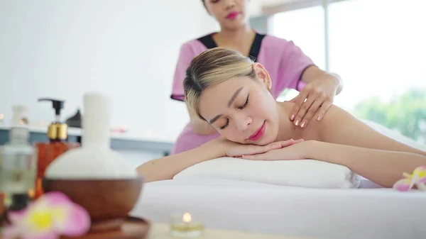 Terapeut Massera Tillbaka Asiatisk Kvinna Totwel Liggande Sängen Avkopplande Spa — Stockfoto