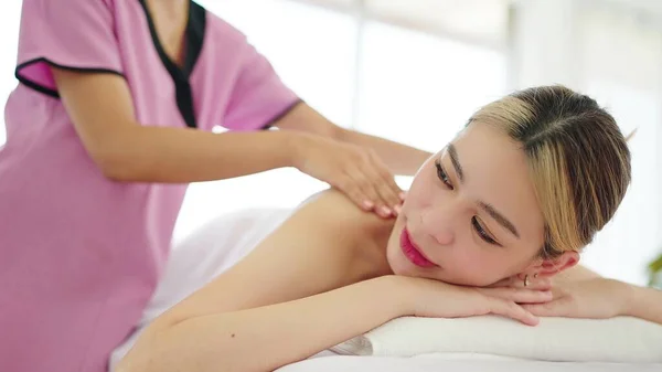 Linda Jovem Mulher Asiática Deitada Cama Massagem Relaxante Com Massagem — Fotografia de Stock