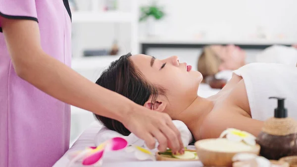 Mooie Vrouw Handdoek Liggend Spa Bed Krijgen Gezichtsbehandeling Massage Spa — Stockfoto